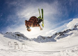 开云-四大巨星闪耀！C罗、梅里喏、雷特吉、凯恩竞逐欧洲区世预赛最佳球员