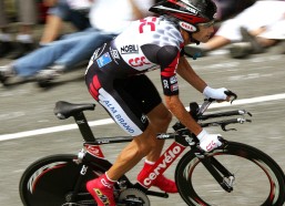 开云_洪明甫，客战墨西哥，年轻球员的蜕变之旅