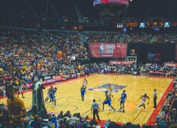 kaiyun_2025年NBA赛季半程盘点，球队优缺点深度解析，湖人火箭奇招频出，快船陷后悔漩涡